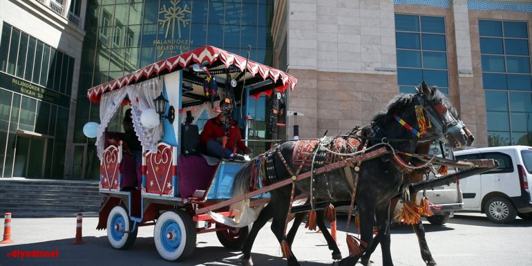 Erzurum'da evlerindeki çocuklara çikolata ve şekerlemeden oluşan "arifelikler" dağıtıldı