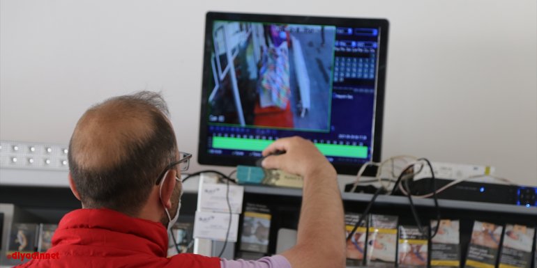 Erzurumlu esnafın duvardan kopan 150 kiloluk tenteden son anda kurtulması kamerada