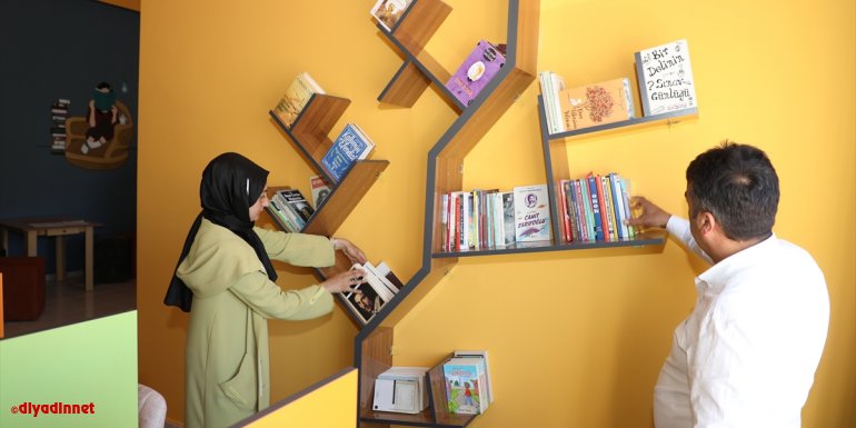 Gürpınar Belediyesinden 2 okula kitap desteği