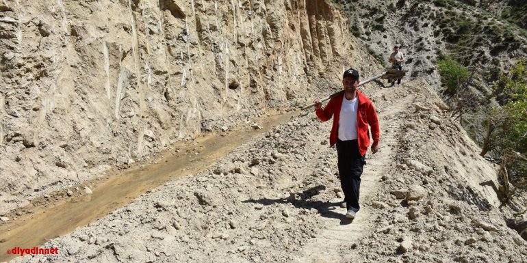 HAKKARİ - 40 yıl sonra köylerine dönen vatandaşlar çifte bayram yaşadı1