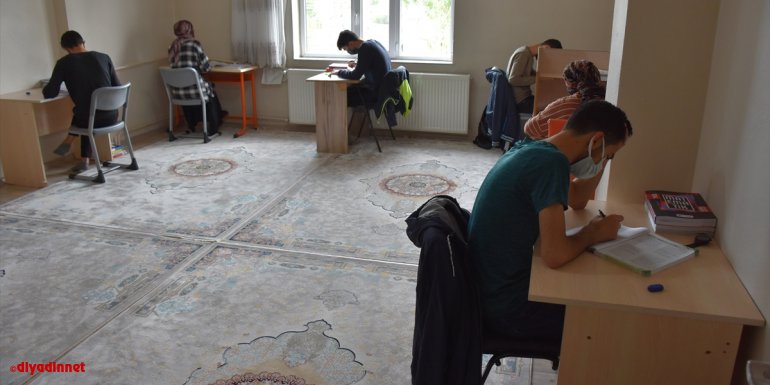 Hakkarili aile çocukları için evlerinin misafir odasını sınıfa çevirdi