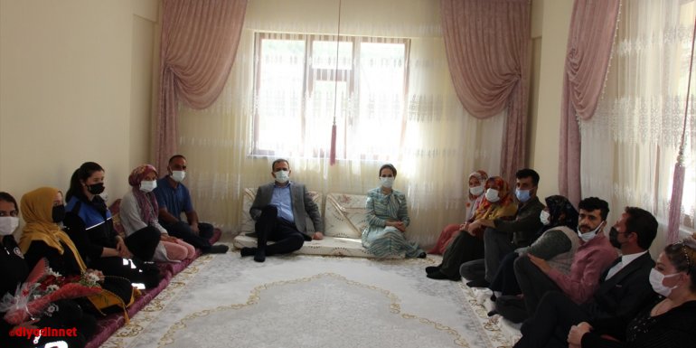 Hakkari Valisi Akbıyık şehit ailelerini ziyaret etti