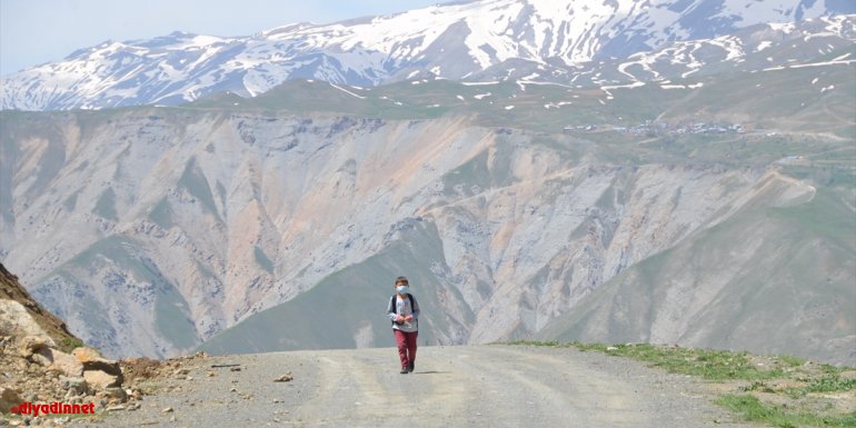 Hakkarili İsa, uzaktan eğitime katılabilmek için her gün 2 kilometre yürüyor (2)1
