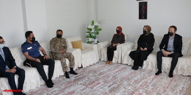 Hizan Kaymakamı Yelek, şehit ailesini ziyaret etti