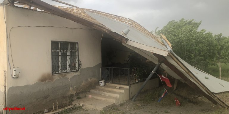 Kars ve Iğdır'da fırtına maddi hasara neden oldu
