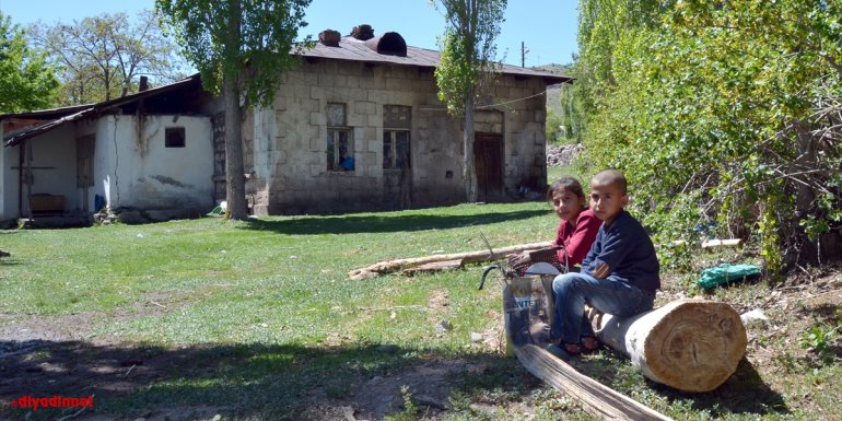 Kars'ta anlaşma sağlanamayan 15 aile, kısmen baraj suyu altında köyü terk etmiyor