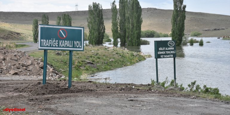 Kars Barajı suları altında kalan Kars-Boğazköy kara yoluna yeniden "trafiğe kapalıdır" levhaları konuldu