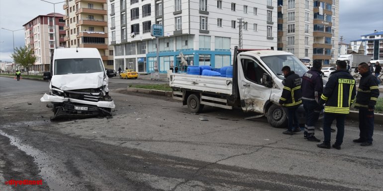 Kars'ta kamyonet ile minibüs çarpıştı: 3 yaralı