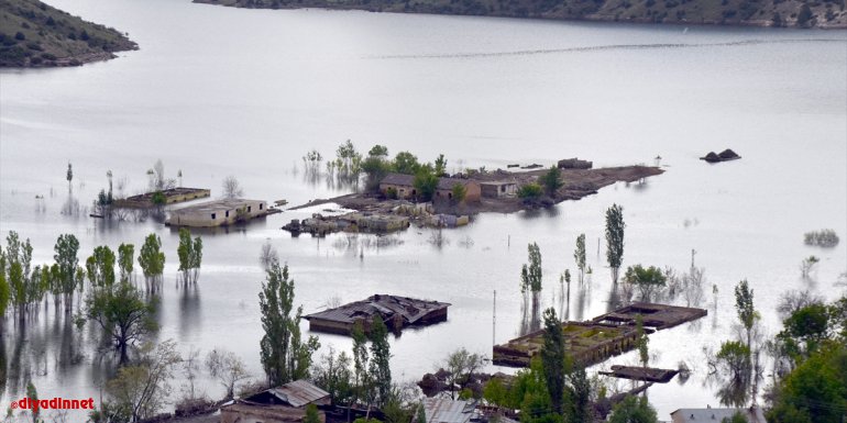 Kars'ta Karakurt HES Barajı'nda su seviyesi düşünce su altındaki köy gün yüzüne çıktı