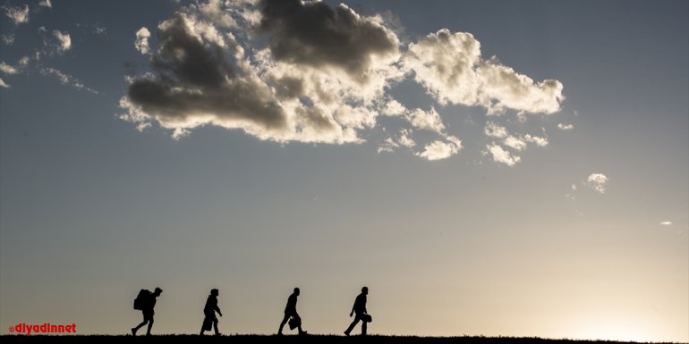 KARS - Kovid-19 savaşçıları zorlu coğrafyaya sahip kırsal köylerde aşı mesaisine devam ediyor1
