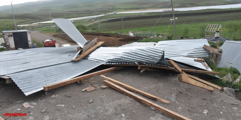 Kars'ta şiddetli fırtına evlerin çatısını uçurdu