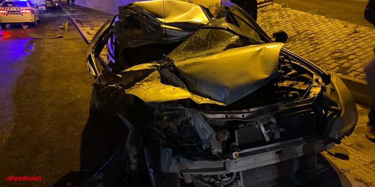 Kars'ta iki otomobil ve bir kamyonetin karıştığı kazada sürücüler yaralandı