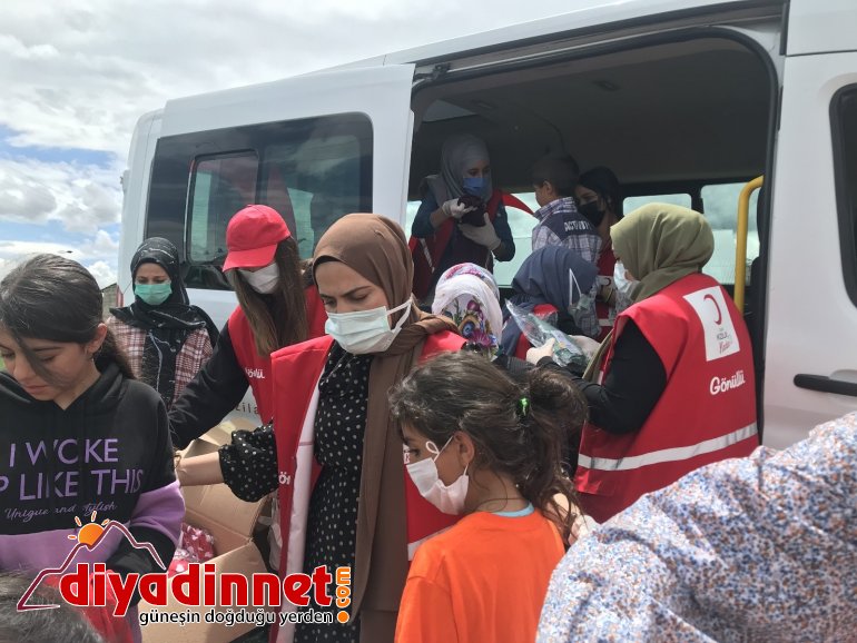 Kızılay Kadın Kolları, Ramazan Bayramı öncesi çocukların yüzünü güldürdü1