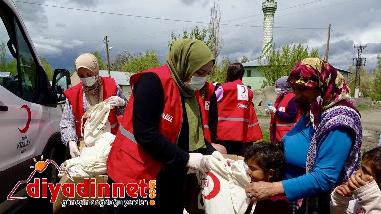 Kızılay Kadın Kolları Ramazan Bayramı öncesi çocukların yüzünü güldürdü3