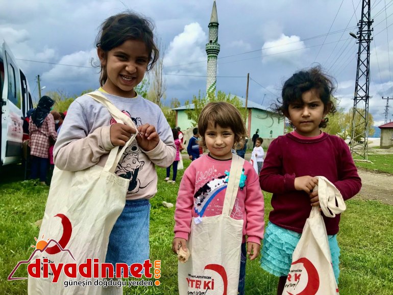 Kızılay Kadın Kolları Ramazan Bayramı öncesi çocukların yüzünü güldürdü4