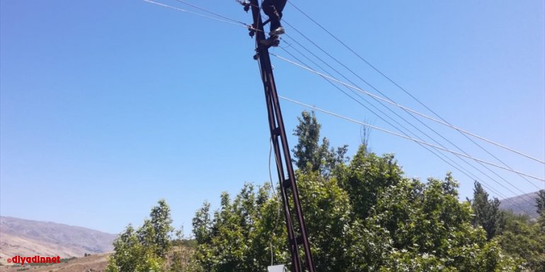 Malatya'da elektrik direğinde mahsur kalan kişiyi itfaiye kurtardı