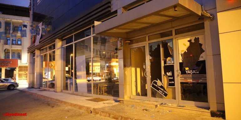 Malatya'da iş merkezinin giriş katının camlarını sopayla kıran şüpheli tutuklandı