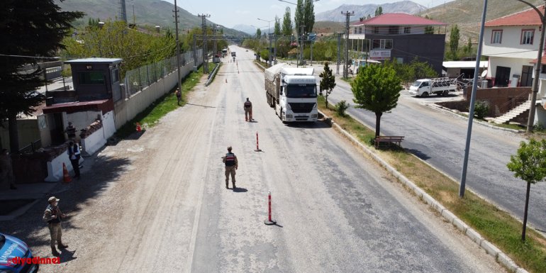 Malatya'da jandarma "tam kapanma" kapsamında denetim yaptı