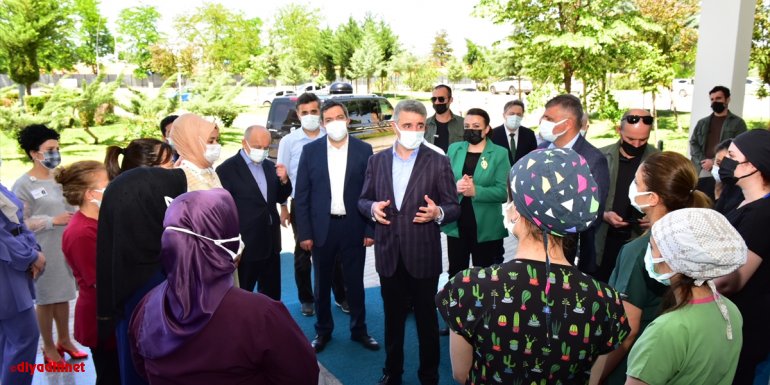 Malatya Valisi Aydın Baruş, sağlık çalışanları ve şehit aileleriyle bayramlaştı