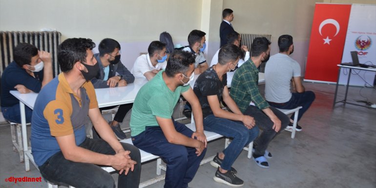 Muş'ta polisler 1500 tekstil atölyesi çalışanını terör konusunda bilgilendirdi