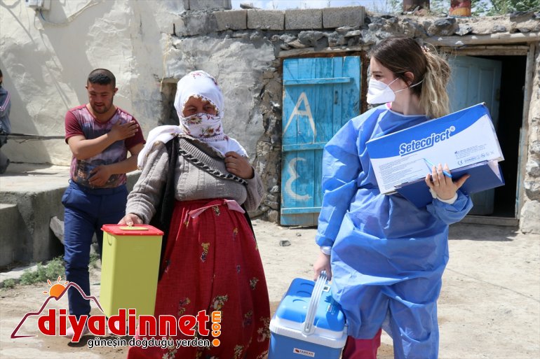 yoğun Sağlık harcıyor kırsaldaki vatandaşları aşılamak engelli için çaba ekipleri 28