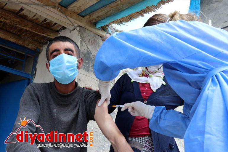 kırsaldaki engelli Sağlık ekipleri çaba harcıyor için yoğun aşılamak vatandaşları 30