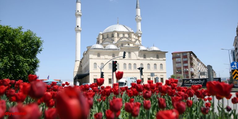 Tarih kokan şehir Erzurum bahar renklerine büründü