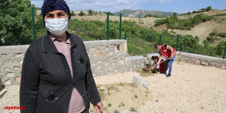 Tunceli'de "Vefa Sosyal Destek Grubu" Fidan Nine'nin ölen eşinin mezarındaki çiçekleri suladı