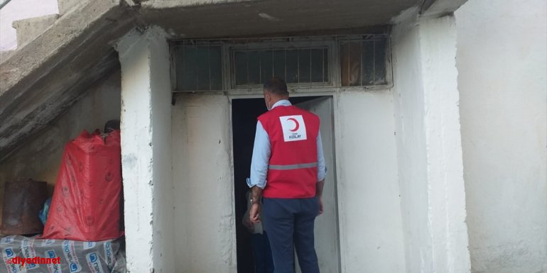 Türk Kızılay Baskil Temsilciliği ailelere bayram şekeri ve lokum dağıttı