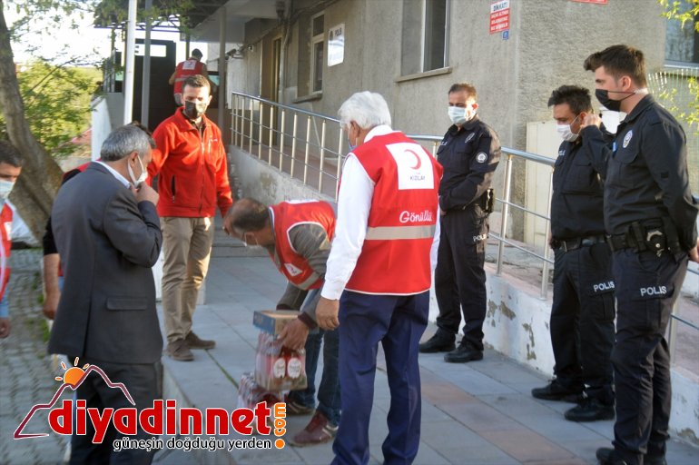Türk sahiplerine Kızılay ihtiyaç iftarlık hayırsever desteğiyle Ağrı