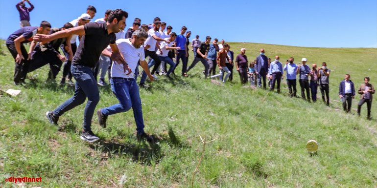 Van'da bal yuvarlama yarışması renkli görüntüler oluşturdu