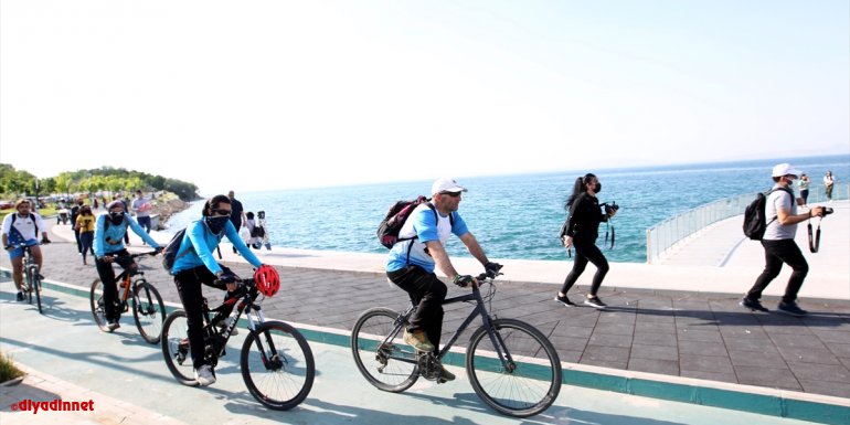 Balıklıgöl'den aldıkları suyu kirliliğe dikkati çekmek için pedal çevirerek Van Gölü'ne ulaştırdılar