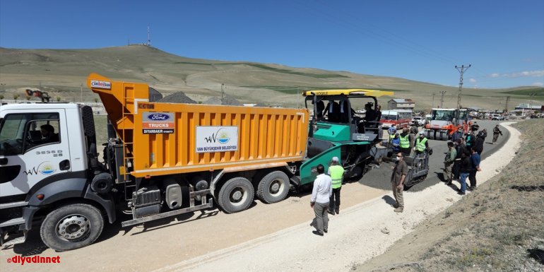 Van Büyükşehir Belediyesi beton yol yapımına başladı1