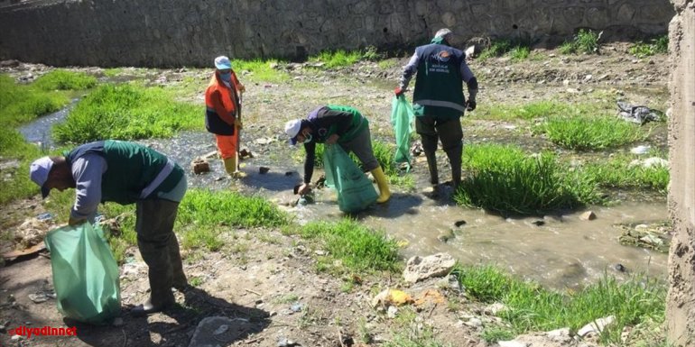 Van Büyükşehir Belediyesi derelerde temizlik çalışması yapıyor