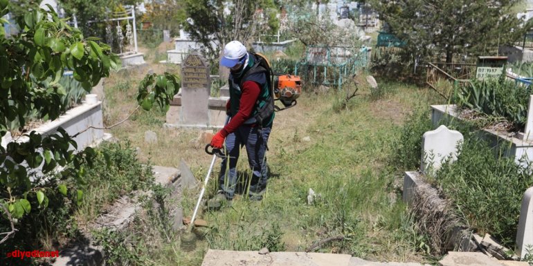 Van Büyükşehir Belediyesinden mezarlıklarda temizlik çalışması