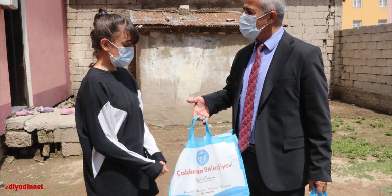 Çaldıran Belediyesi'nden 700 öğrenciye kitap, tablet ve kıyafet desteği