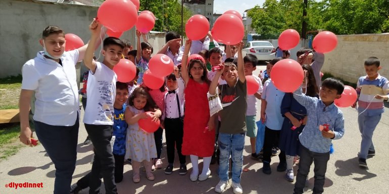 VAN - Çocuklar Gülsün Yardımlaşma ve Dayanışma Derneğinden Vanlı çocuklara bayram sürprizi1