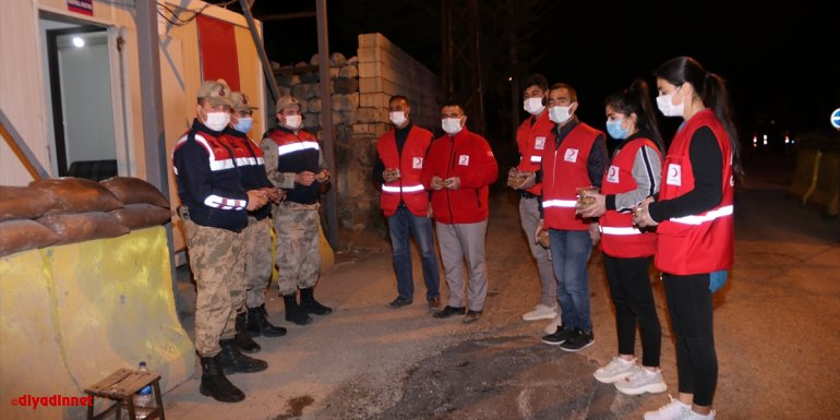 Van'da Kızılay gönüllüleri jandarma ekiplerine ilahiler eşliğinde helva dağıttı
