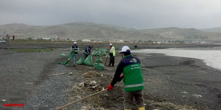 Van Gölü kıyısı ve göle akan dereden tonlarca çöp toplandı