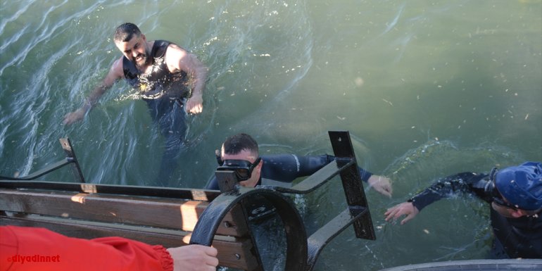 Van Gölü'nde temizlik yapan dalgıçlar sudan oturma bankları çıkardı