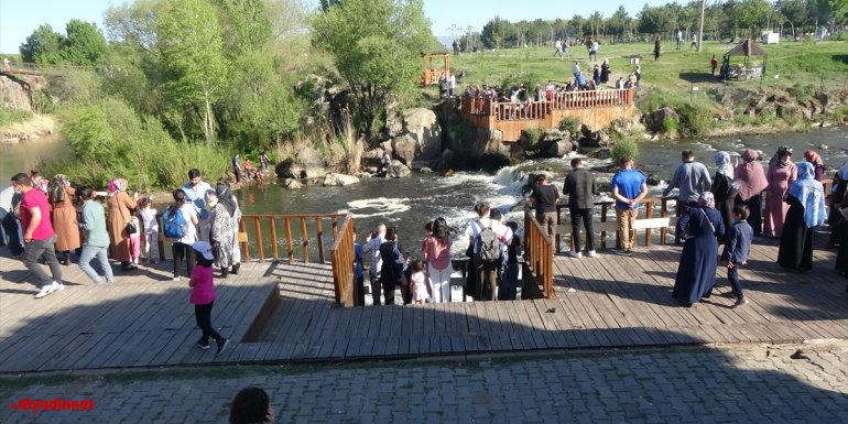 İnci kefalinin Van Gölü'nden tatlı sulara zorlu yolculuğu sürüyor