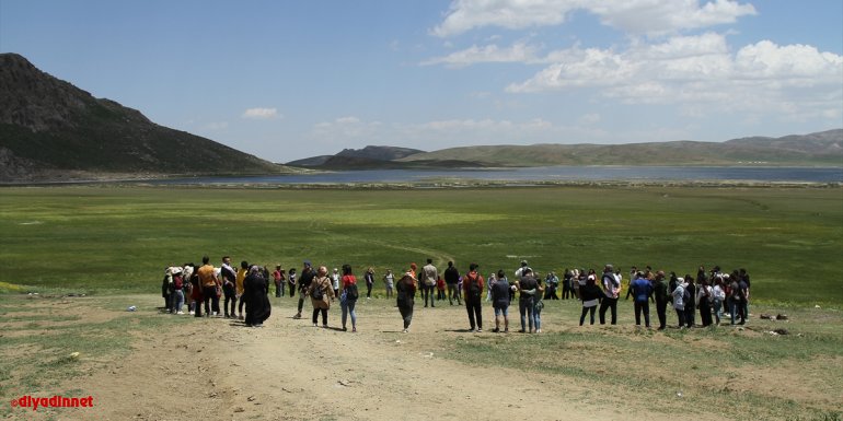 Van'daki Keşiş Gölü eşsiz doğasıyla ziyaretçilerini büyülüyor