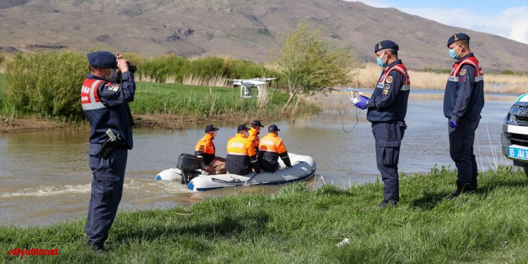Van Gölü'nden üremek için tatlı sulara göç eden inci kefali hem havadan hem karadan korunuyor