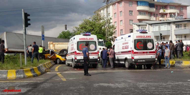 VAN - Zincirleme trafik kazasında biri ağır 6 kişi yaralandı1
