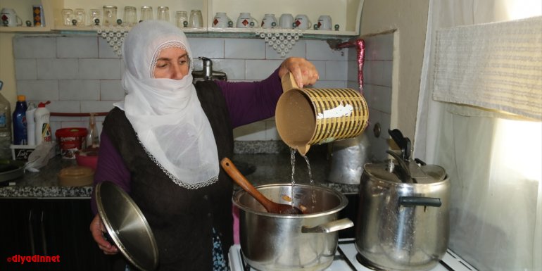 Vanlı kadınlar evlerinde hazırladıkları yemekleri ihtiyaç sahipleriyle paylaşıyor