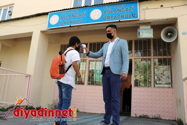 Ağrı da kademeli normalleşme kapsamında işletmeler müşteri kabul etmeye başladı4