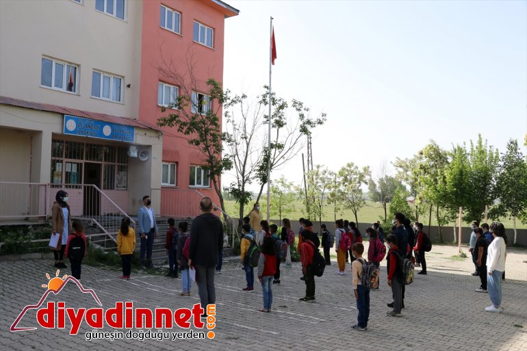 Ağrı da kademeli normalleşme kapsamında işletmeler müşteri kabul etmeye başladı5