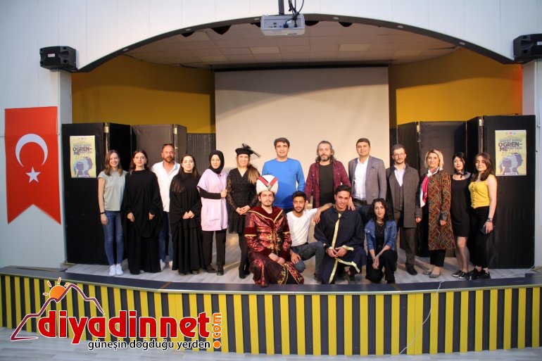 Ağrı da sahnelenen tiyatro oyununda şehit öğretmenler unutulmadı2