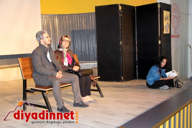 Ağrı da sahnelenen tiyatro oyununda şehit öğretmenler unutulmadı3