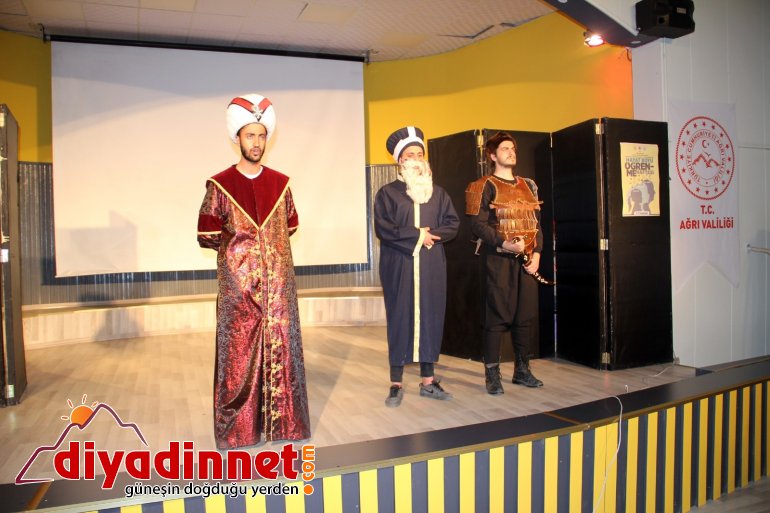 Ağrı da sahnelenen tiyatro oyununda şehit öğretmenler unutulmadı5